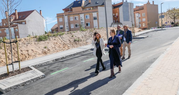 La delegada de Obras y Equipamientos y la concejala de Tetuán, durante la visita