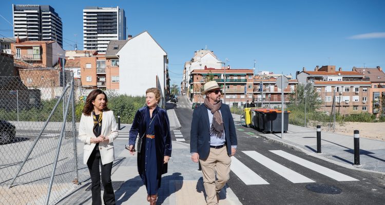 La delegada de Obras y Equipamientos y la concejala de Tetuán, durante la visita