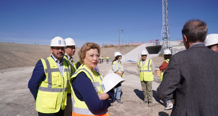 García Romero y González en la zona donde se están llevando a cabo los trabajos de construcción del nuevo paso inferior de las vías del ferrocarril