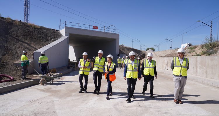 García Romero y González en la zona donde se están llevando a cabo los trabajos de construcción del nuevo paso inferior de las vías del ferrocarril