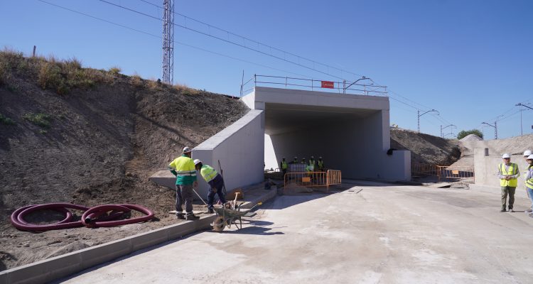 Camino del Pozo del Tío Raimundo donde se están llevando a cabo los trabajos de construcción del nuevo paso inferior de las vías del ferrocarril