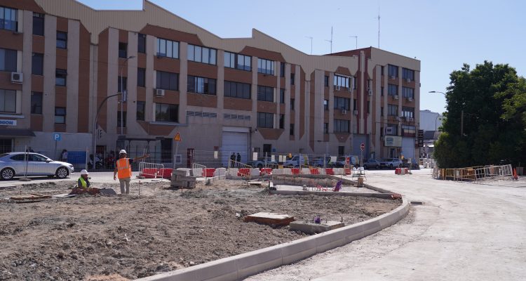 Camino del Pozo del Tío Raimundo donde se están llevando a cabo los trabajos de construcción del nuevo paso inferior de las vías del ferrocarril