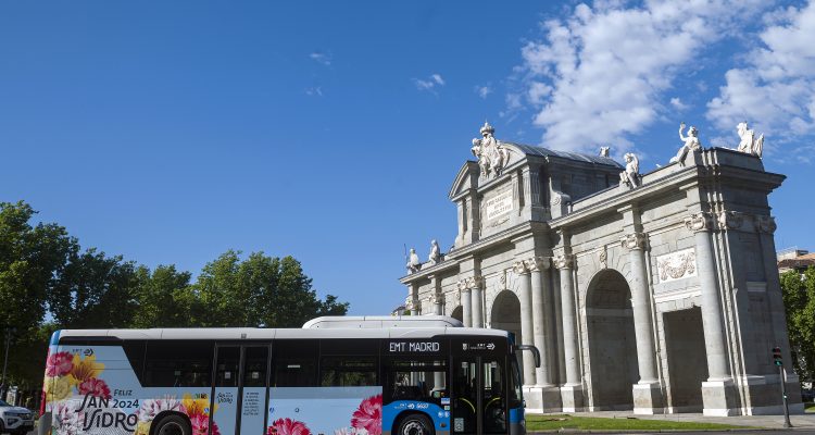 Autobuses y bicicletas se visten de chulapos por San Isidro