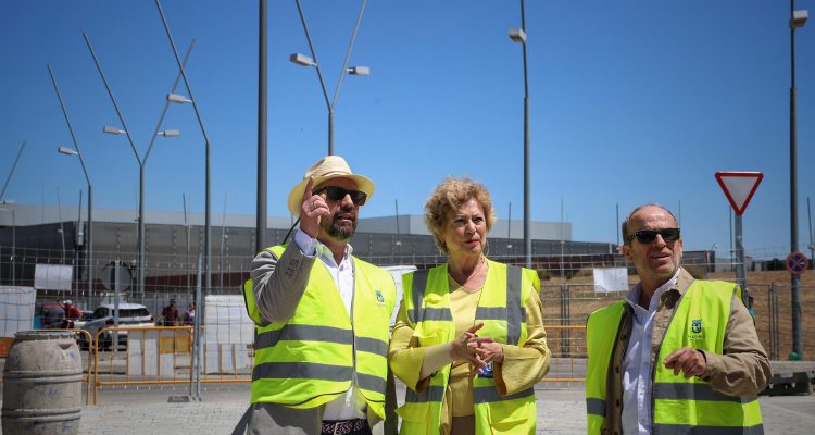 La delegada de Obras y Equipamientos, Paloma García Romero, en el camino de Perales con la avenida de los Rosales, en el distrito de Usera