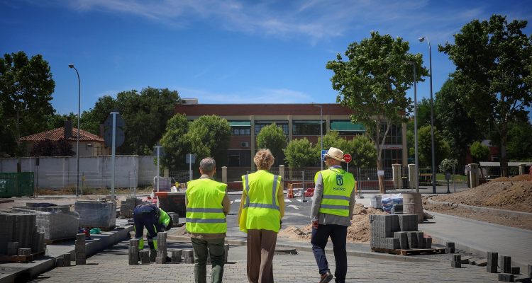 La delegada de Obras y Equipamientos, Paloma García Romero, en el camino de Perales con la avenida de los Rosales, en el distrito de Usera