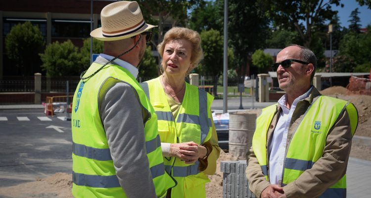 La delegada de Obras y Equipamientos, Paloma García Romero, en el camino de Perales con la avenida de los Rosales, en el distrito de Usera