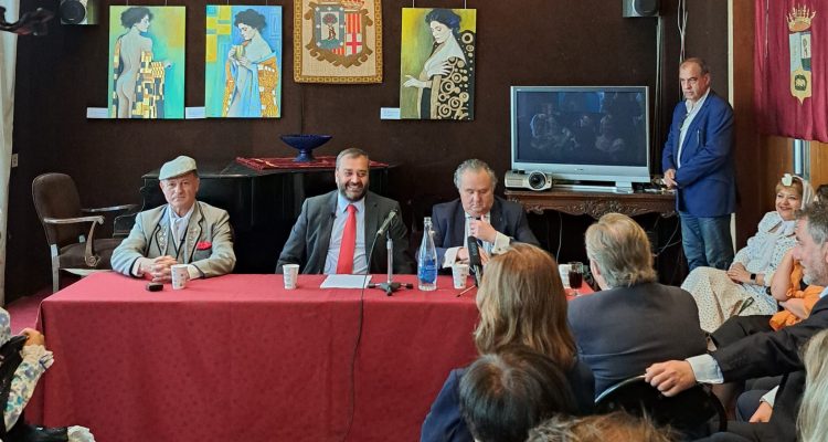 El concejal de Centro, Carlos Segura, durante su pregón de las fiestas de San Isidro en la Casa de Madrid en Barcelona