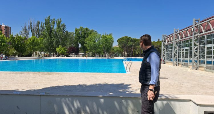 El concejal de Latina, Alberto González, en la piscina municipal del Centro Deportivo Municipal Alucheluche