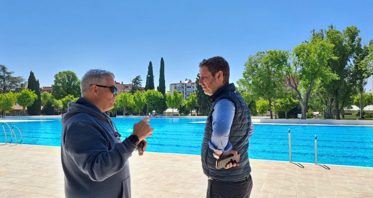 El concejal de Latina, Alberto González, en la piscina municipal del Centro Deportivo Municipal Alucheluche