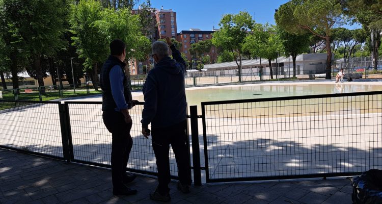 El concejal de Latina, Alberto González, en la piscina municipal del Centro Deportivo Municipal Alucheluche