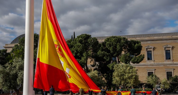 Almeida preside el acto solemne de izado de la bandera nacional