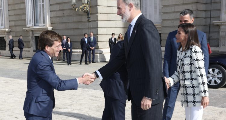 El alcalde durante el acto de conmemoración del bicentenario de la Policía Nacional