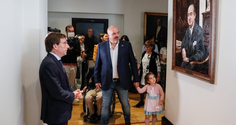 Almeida en el acto en el que se ha descubierto el retrato de Melchor Rodríguez