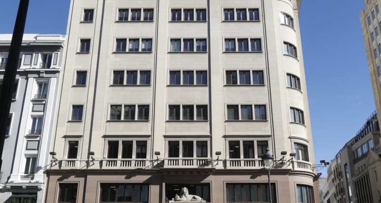 Edificio calle de Alcalá esquina Virgen de los Peligros