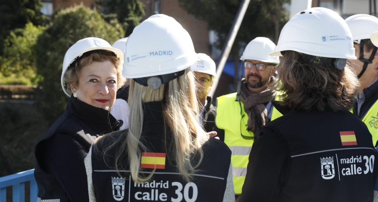 García Romero, Hernández de la Riva y Álvarez en la pasarela de Marqués de Zafra, actualmente en proceso de rehabilitación