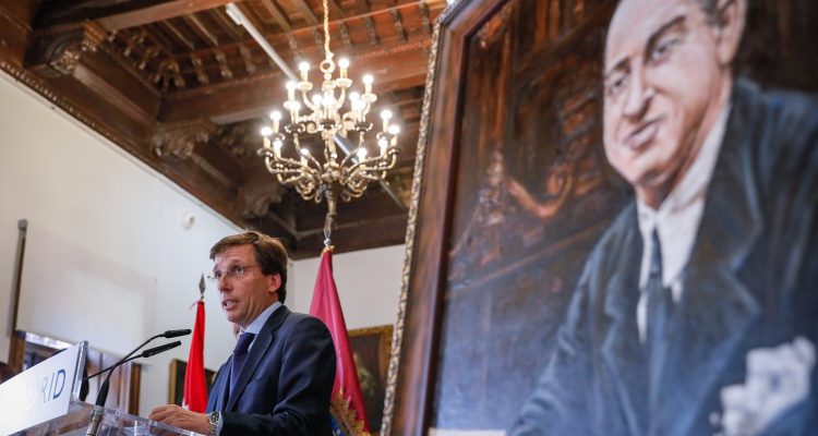 Almeida en el acto en el que se ha descubierto el retrato de Melchor Rodríguez