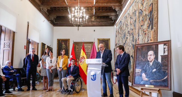 Almeida en el acto en el que se ha descubierto el retrato de Melchor Rodríguez