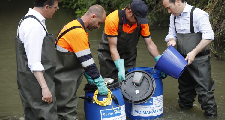 El delegado del Área, Borja Carabante, y el concejal delegado de Limpieza y Zonas Verdes y concejal de Fuencarral-El Pardo, José Antonio Martínez Páramo, en la suelta de cuatro especies en el río Manzanares