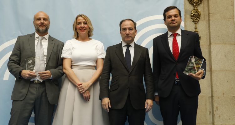 Carabante, delegado de Urbanismo, Medioambiente y Movilidad, y María José Aparicio, coordinadora de Movilidad, junto a los ganadores