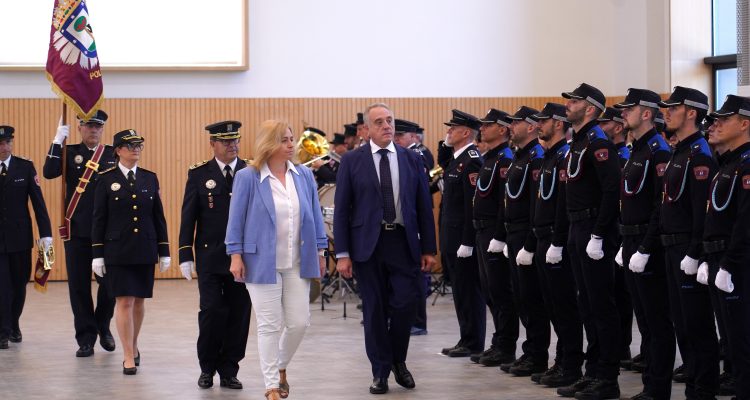 Inma Sanz durante el acto de entrega de despachos a 29 nuevos subinspectores de la XIV promoción de Policía Municipal