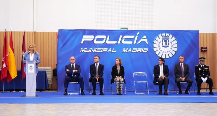 Inma Sanz durante el acto de entrega de despachos a 29 nuevos subinspectores de la XIV promoción de Policía Municipal