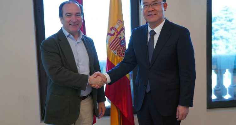 El delegado de Urbanismo, Medio Ambiente y Movilidad, Borja Carabante, junto al vicealcalde de Shenzhen