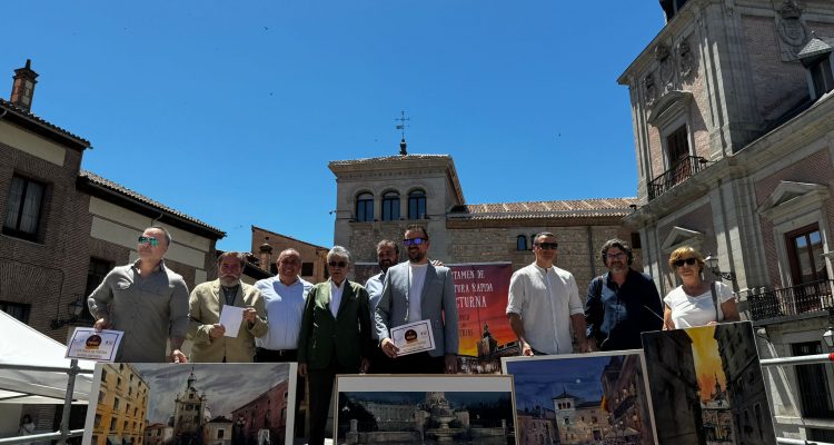 El concejal del distrito, Carlos Segura, entrega los galardones del I Certamen de Pintura Rápida Nocturna Madrid de los Austrias