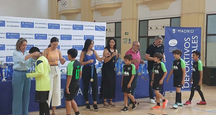 Los jóvenes deportistas recogiendo sus trofeos