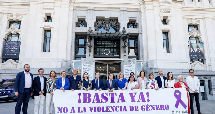 El alcalde, José Luis Martínez-Almeida, junta a miembros de la corporación municipal, durante el minuto de silencio