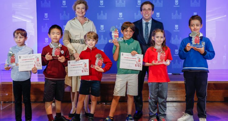 Almeida y García Romero en la entrega de premios a los ganadores del primer concurso escolar de dibujo convocado por el Ayuntamiento para el diseño de iluminación navideña