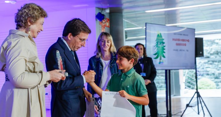 Almeida y García Romero en la entrega de premios a los ganadores del primer concurso escolar de dibujo convocado por el Ayuntamiento para el diseño de iluminación navideña