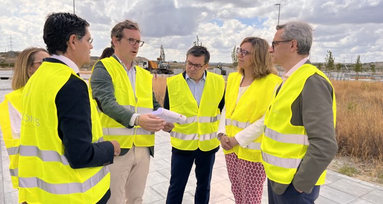 El delegado de Políticas de Vivienda y presidente de EMVS Madrid, Álvaro González, durante la visita a Los Ahijones