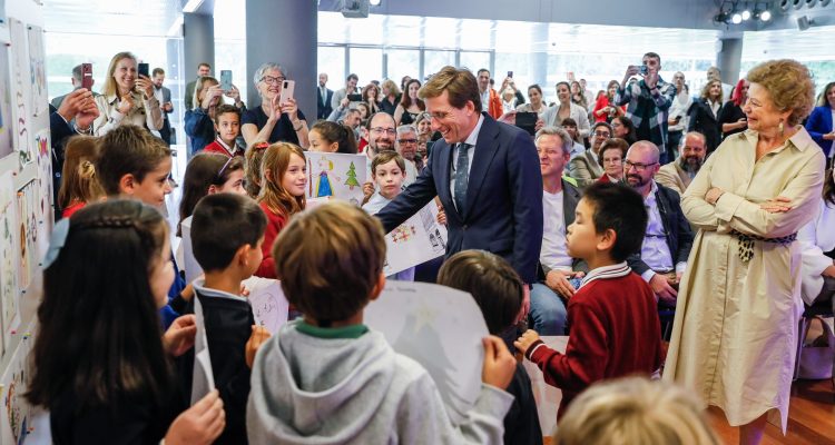 Almeida y García Romero en la entrega de premios a los ganadores del primer concurso escolar de dibujo convocado por el Ayuntamiento para el diseño de iluminación navideña