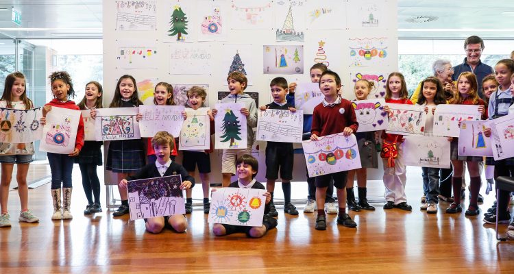 Entrega de premios a los ganadores del primer concurso escolar de dibujo convocado por el Ayuntamiento para el diseño de iluminación navideña