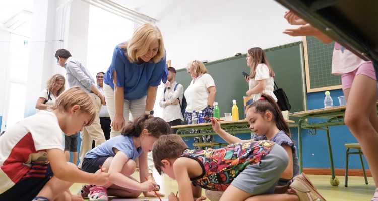 La vicealcaldesa de Madrid, Inma Sanz, ve dibujar a niños del CEIP El Espinillo