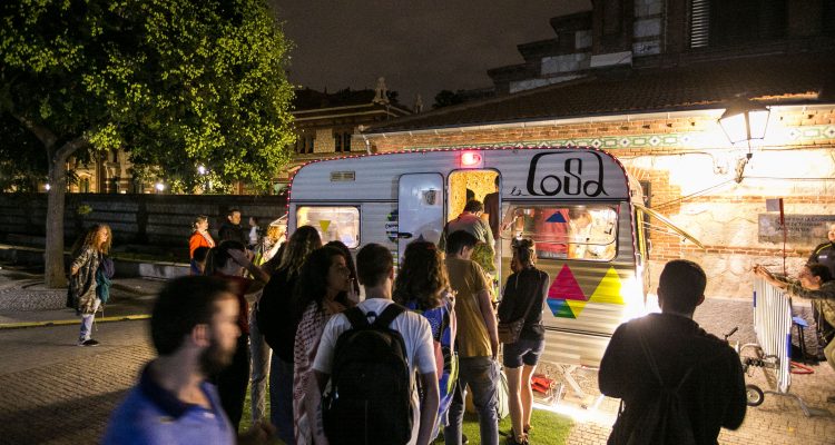 Asistentes de La Sub25 haciendo cola en 'food trucks'