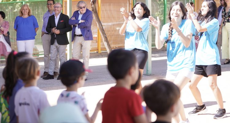 Alumnas del CEIP El Espinillo bailan en el patio del centro