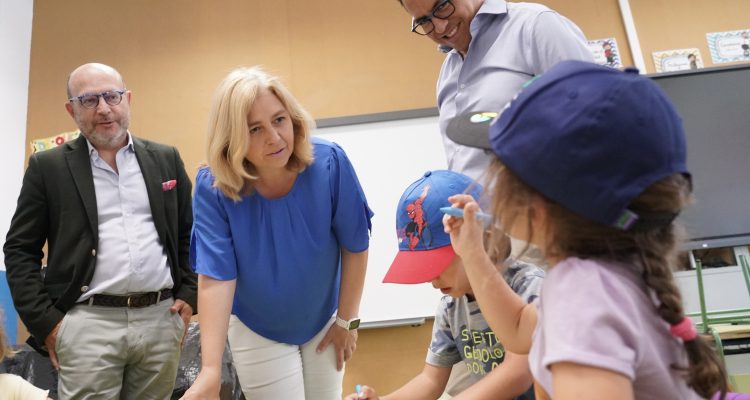 José Fernández, Inma Sanz y Orlando Chacón escuchan a alumnos del CEIP El Espinillo