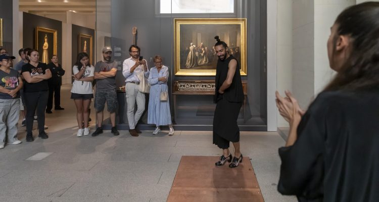 El bailaor Eduardo Guerrero baila frente a un cuadro del Museo Thyssen-Bornemisza