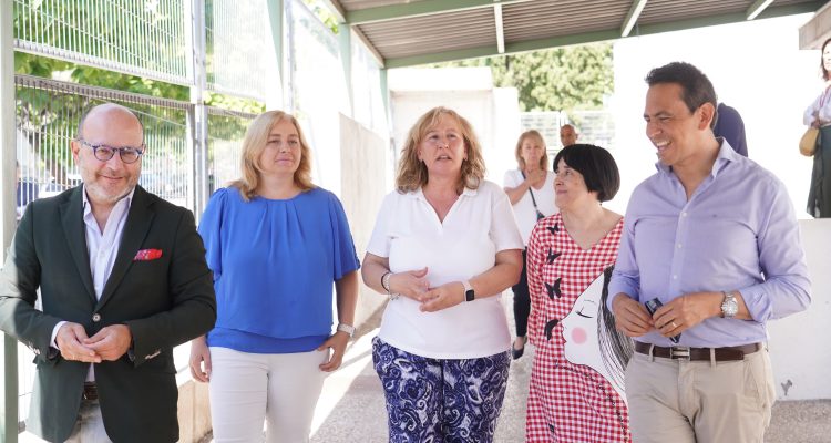 José Fernández, Inma Sanz y Orlando Chacón escuchan a alumnos del CEIP El Espinillo visitan las instalaciones del CEIP El Espinillo