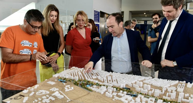 Carabante, delegado de Urbanismo, Medioambiente y Movilidad, y González, concejal de distrito de Latina, contemplan la maqueta Paseo Verde del Suroeste