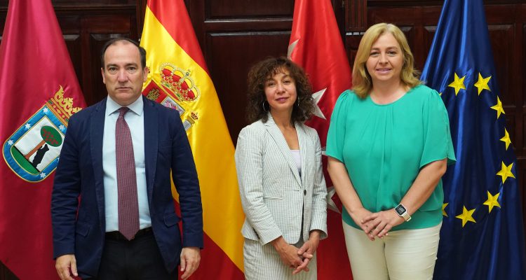 La vicealcaldesa de Madrid, Inma Sanz, y el delegado de Urbanismo, Medio Ambiente y Movilidad, Borja Carabante, y la vicealcaldesa de Nueva York, Meera Joshi