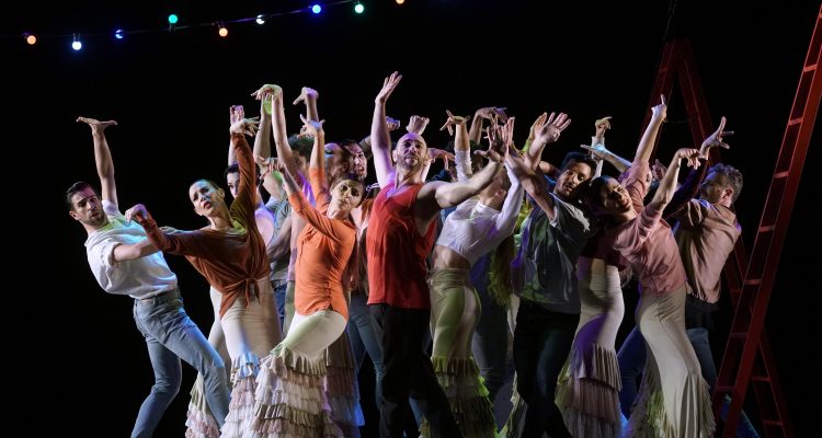 Bailarines con las manos alzadas