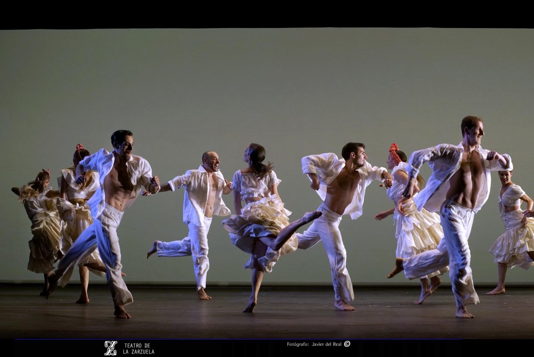 Grupo de bailarines con el pie levantado