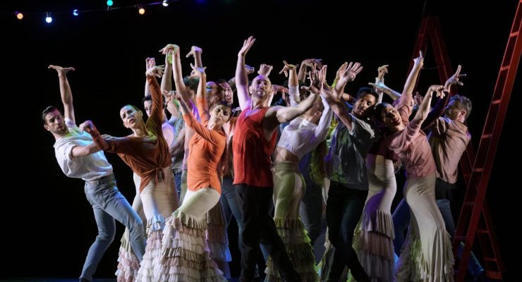 Bailarines con las manos alzadas