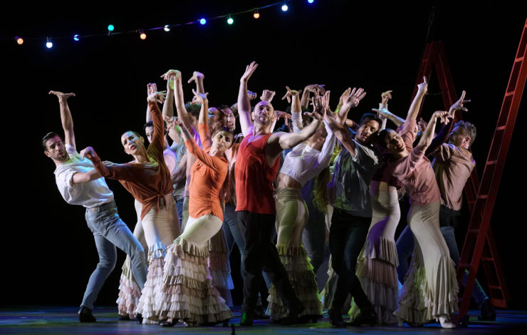 Bailarines con las manos alzadas