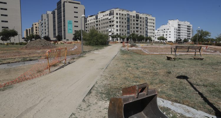 Carabante visita las obras en una zona verde en el barrio de Butarque , en el distrito de Villaverde