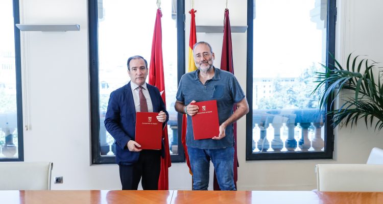 Borja Carabante con el presidente de la Federación Regional de Asociaciones Vecinales de Madrid (FRAVM), Enrique Villalobos