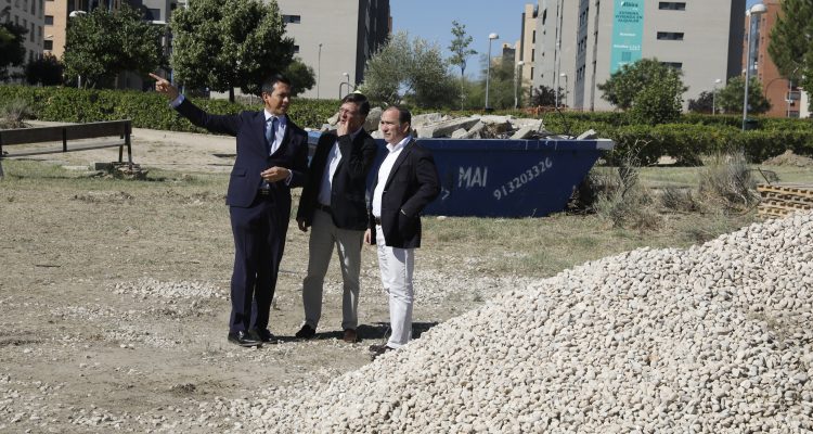 Carabante visita las obras en una zona verde en el barrio de Butarque , en el distrito de Villaverde